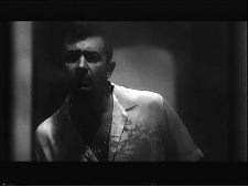 E no meio passa um trem