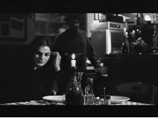 Sospesa sul mondo di sotto