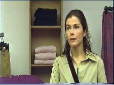 Froissement de la culotte à rayures en cabine d'essayage