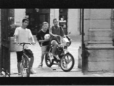 Une piste entre les murs