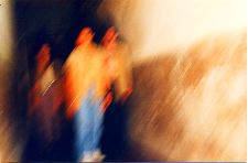 Aube rouge des émeutes n'attend que les créatures de la nuit