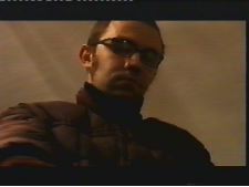 A questo punto lo sbirro entra e trova