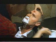 Femme seule à la robe bleue