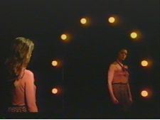 Femme rouge au cirque de la nuit