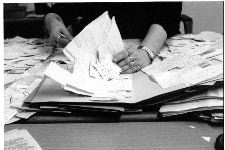 Lehrfilm über die Rekonstruktion von Stasiakten