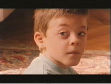 Seule maman a les yeux bleus