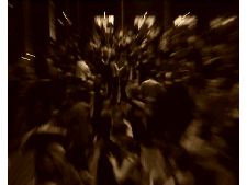 Main des hommes sur le dos des femmes