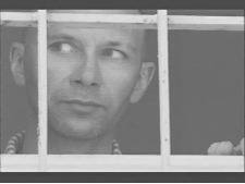 Homme est un animal douteux