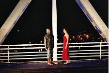 Au fond, sur le parapet des ponts