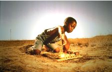 Niño que jugaba con trenes