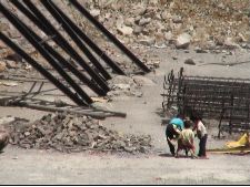 Hanoz yek docharkhe kam ast