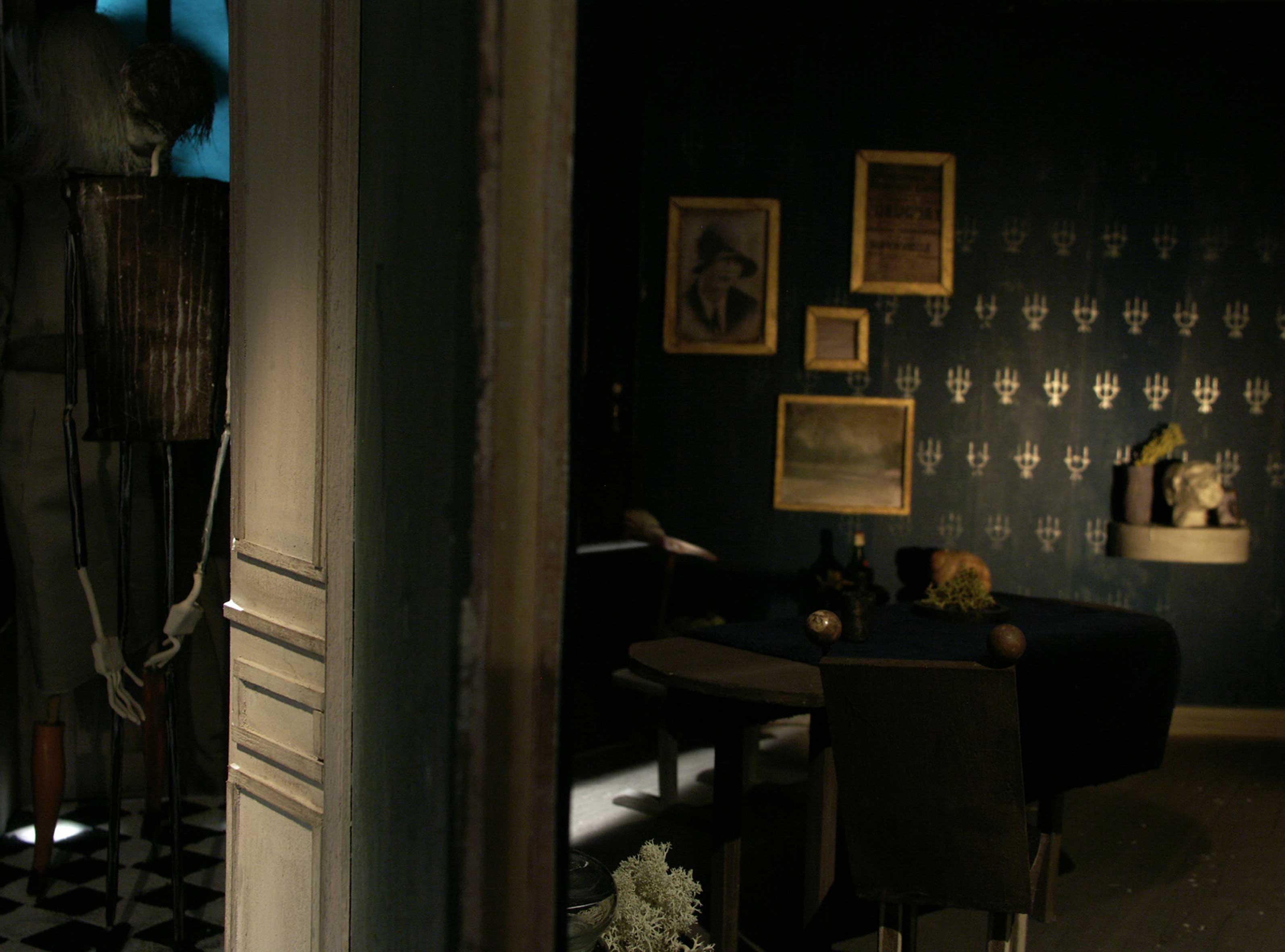 Personne n'allumait les lampes de la salle à manger sombre