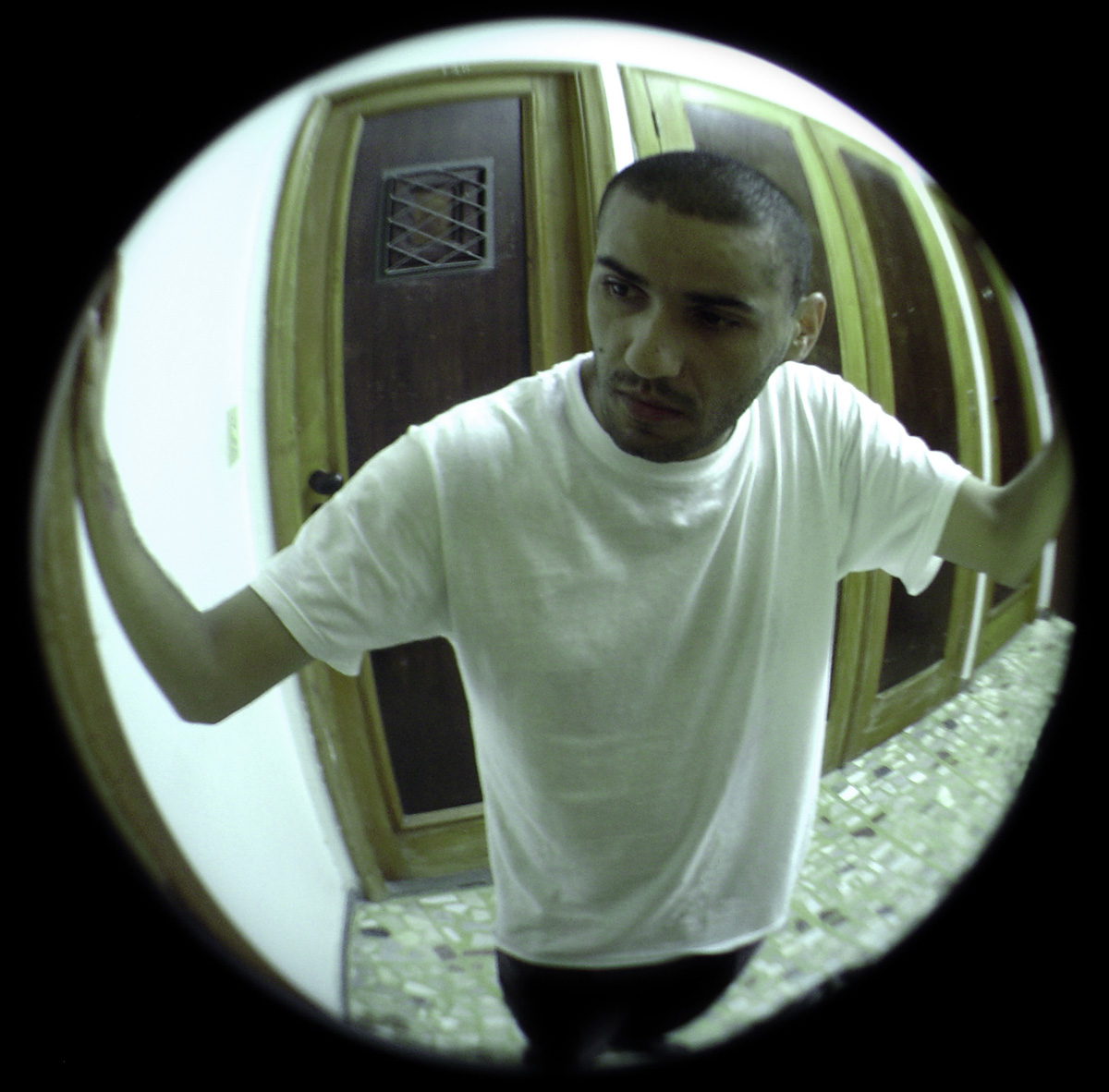 Através de uma Porta