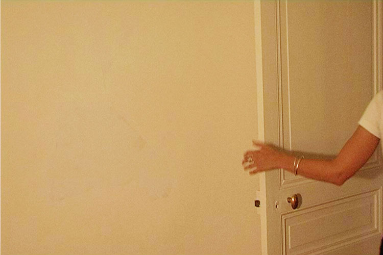 Elle frappe à la porte