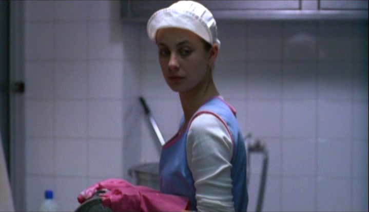 Paisagem urbana com rapariga e avião