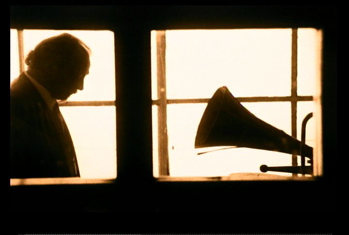 Primer movimiento para 20 hombres en un cuarto vacío