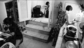 Pez de la torre nada en el asfalto