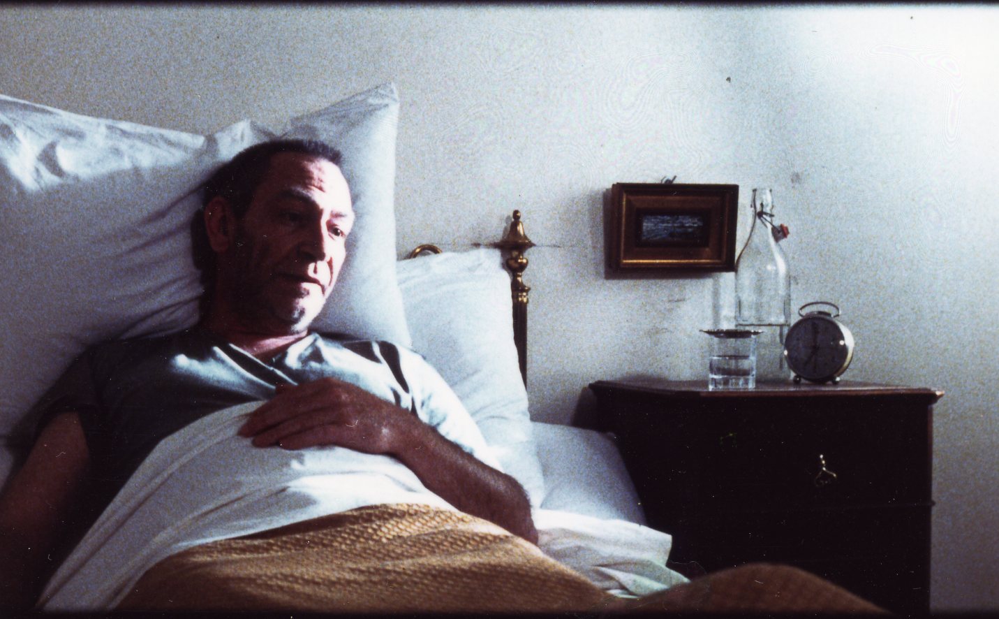 Arturo perplesso davanti alla casa abbandonata sul mare