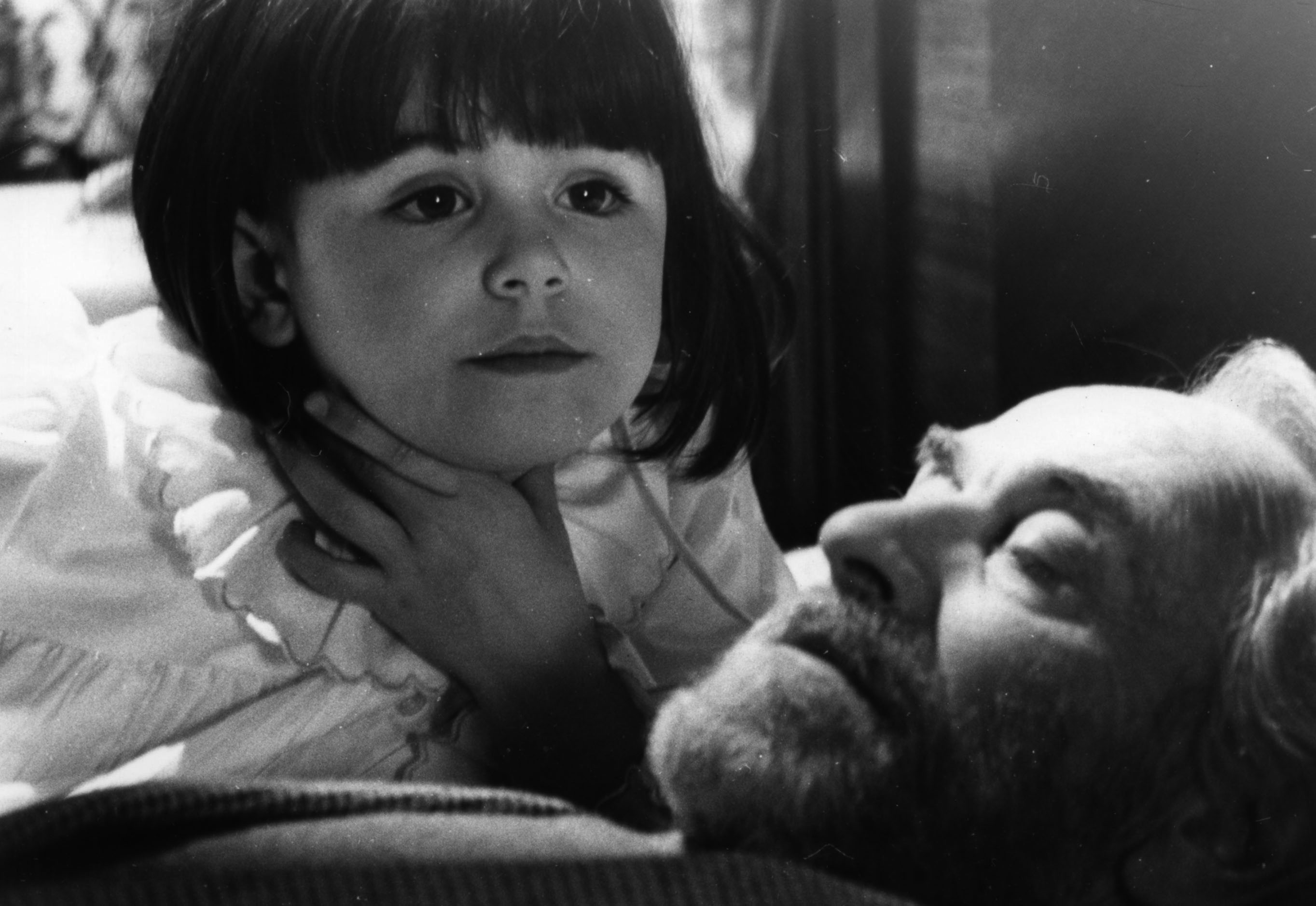 Enfant qui jouait à la marelle