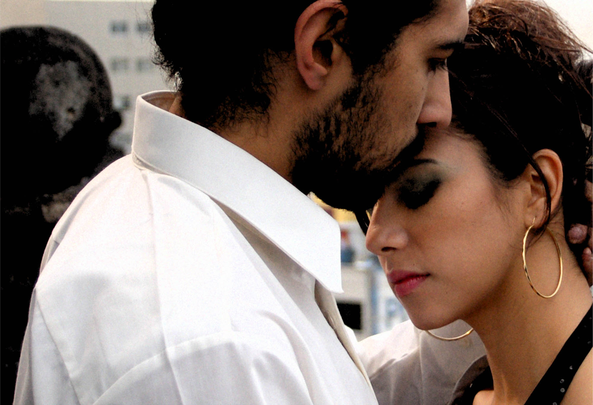 Mujer atrapada en habitación con tormenta