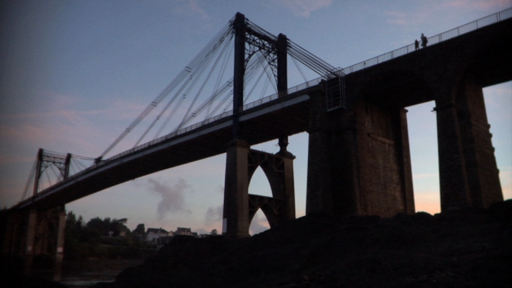 Pont la fille le truand