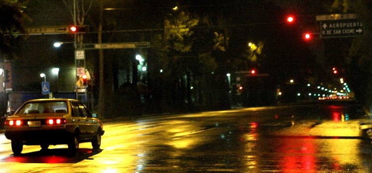 Si maneja de noche procure ir acompañado