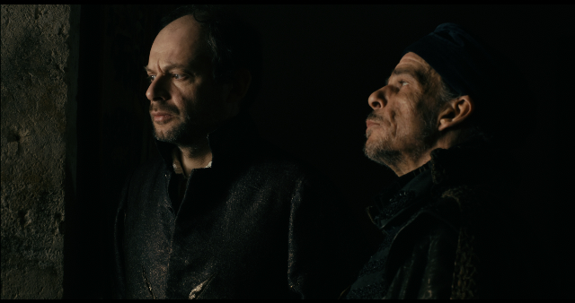 Tandis qu'en bas des hommes en armes ...