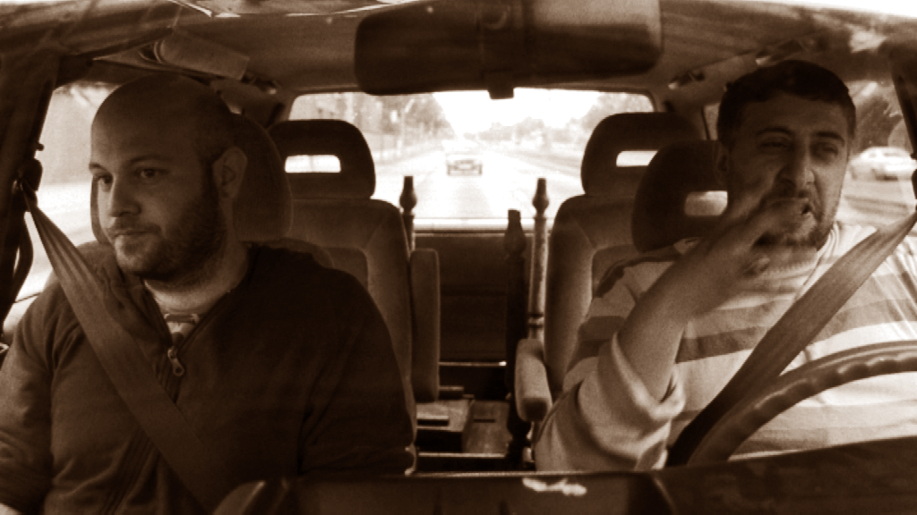 Zwei Männer und ein Tisch