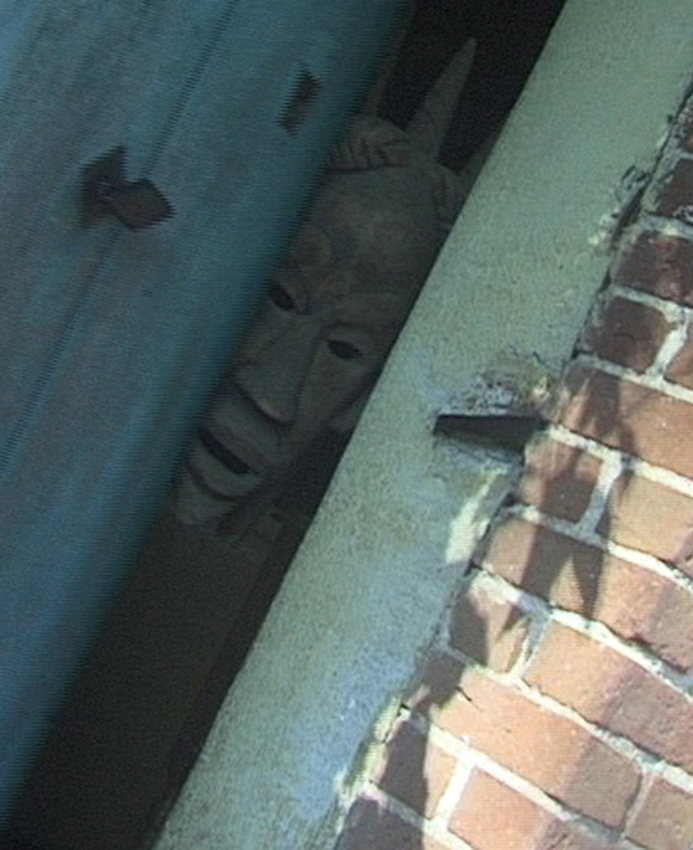 Mais ferme cette p..ain de porte ..M..de !!