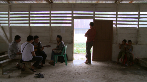 Trop loin trop proche