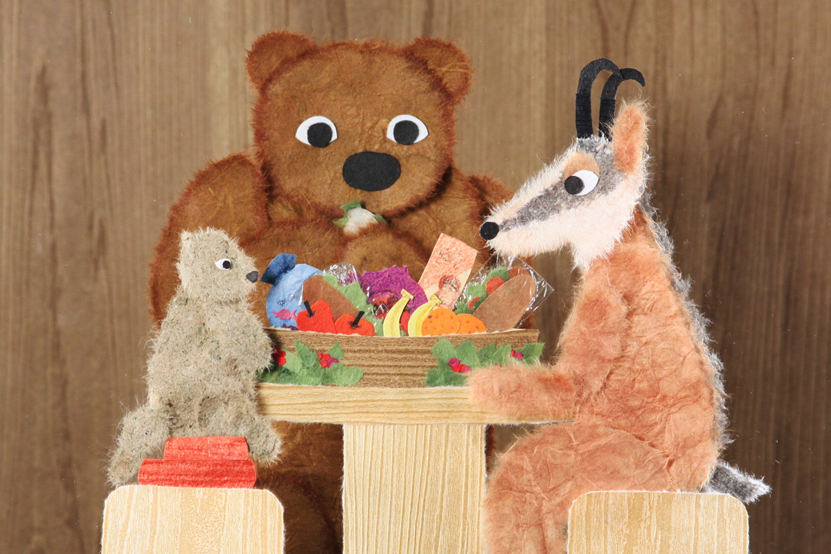 Mountain Animals "Lunch with Brown Bear"
