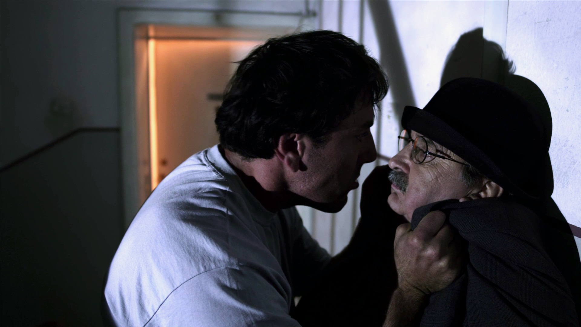 Covekot So Cudna Navika Da Me Udira So Chador Po Glava