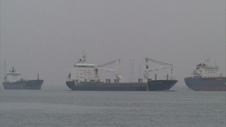 Des hommes à la mer