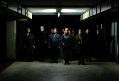 Arbeiterinnen verlassen die Fabrik