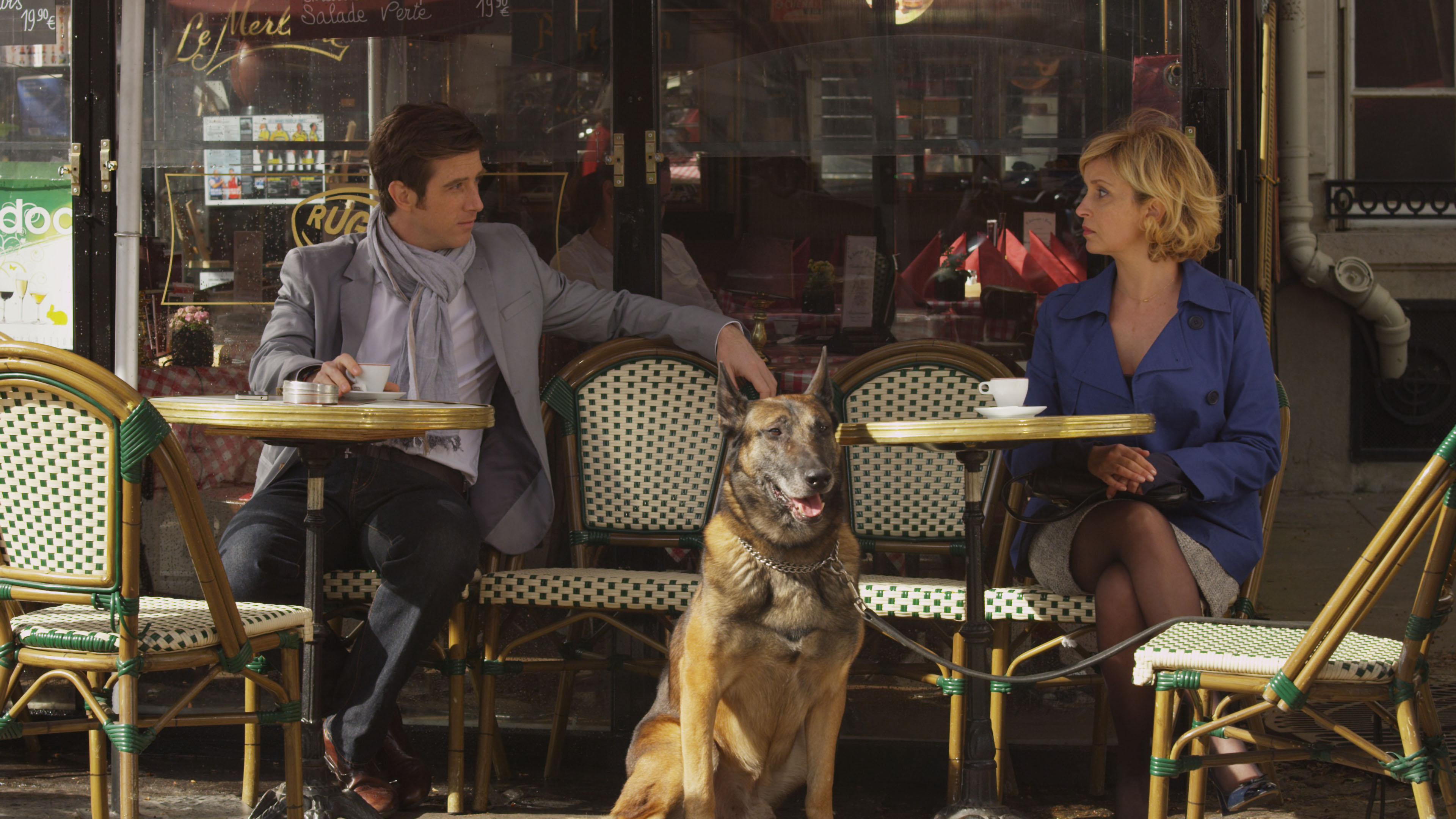 Ce chien couché à ses pieds