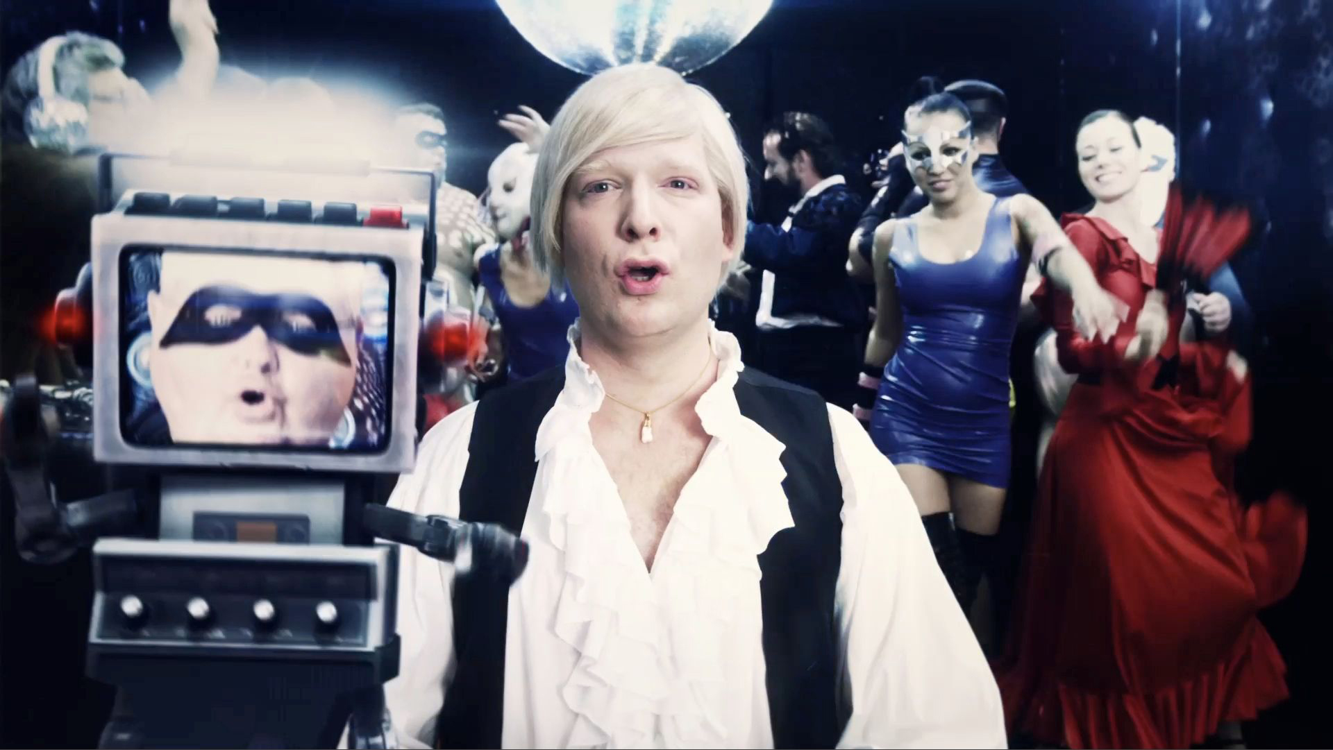 MeTube: August Sings Carmen 'Habanera'