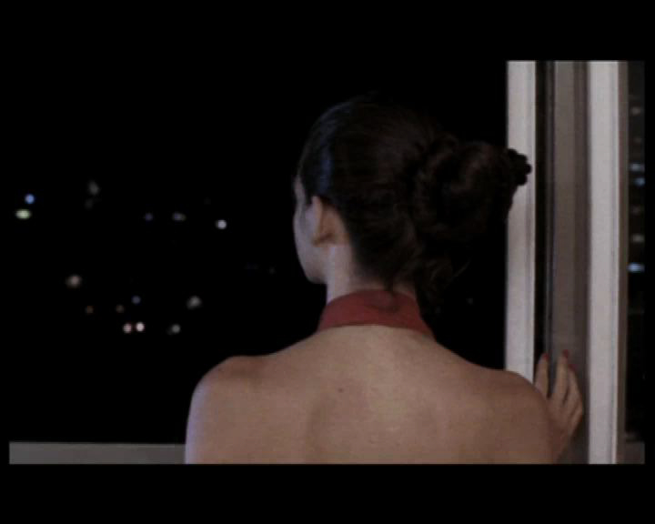 Dos parejas fuman debajo de una mesa
