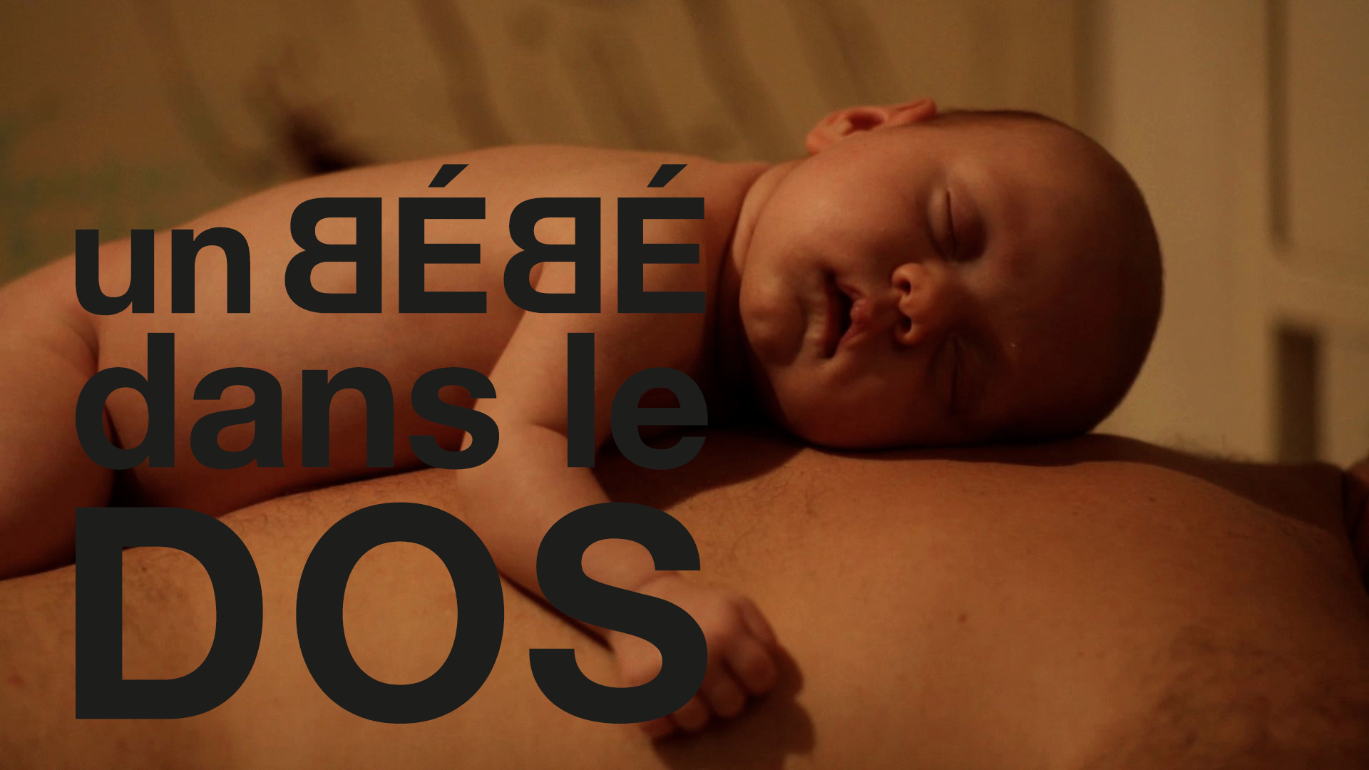 Un bébé dans le dos