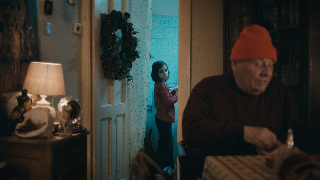 Trece Si Prin Perete