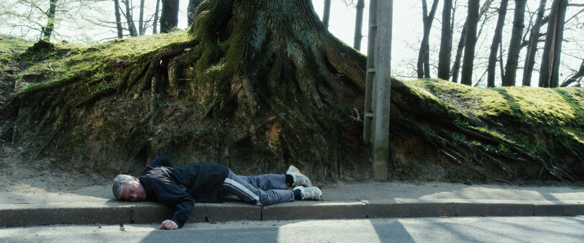 Un mort sur le trottoir