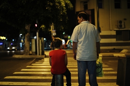 Haolam Mitdapek Badelet