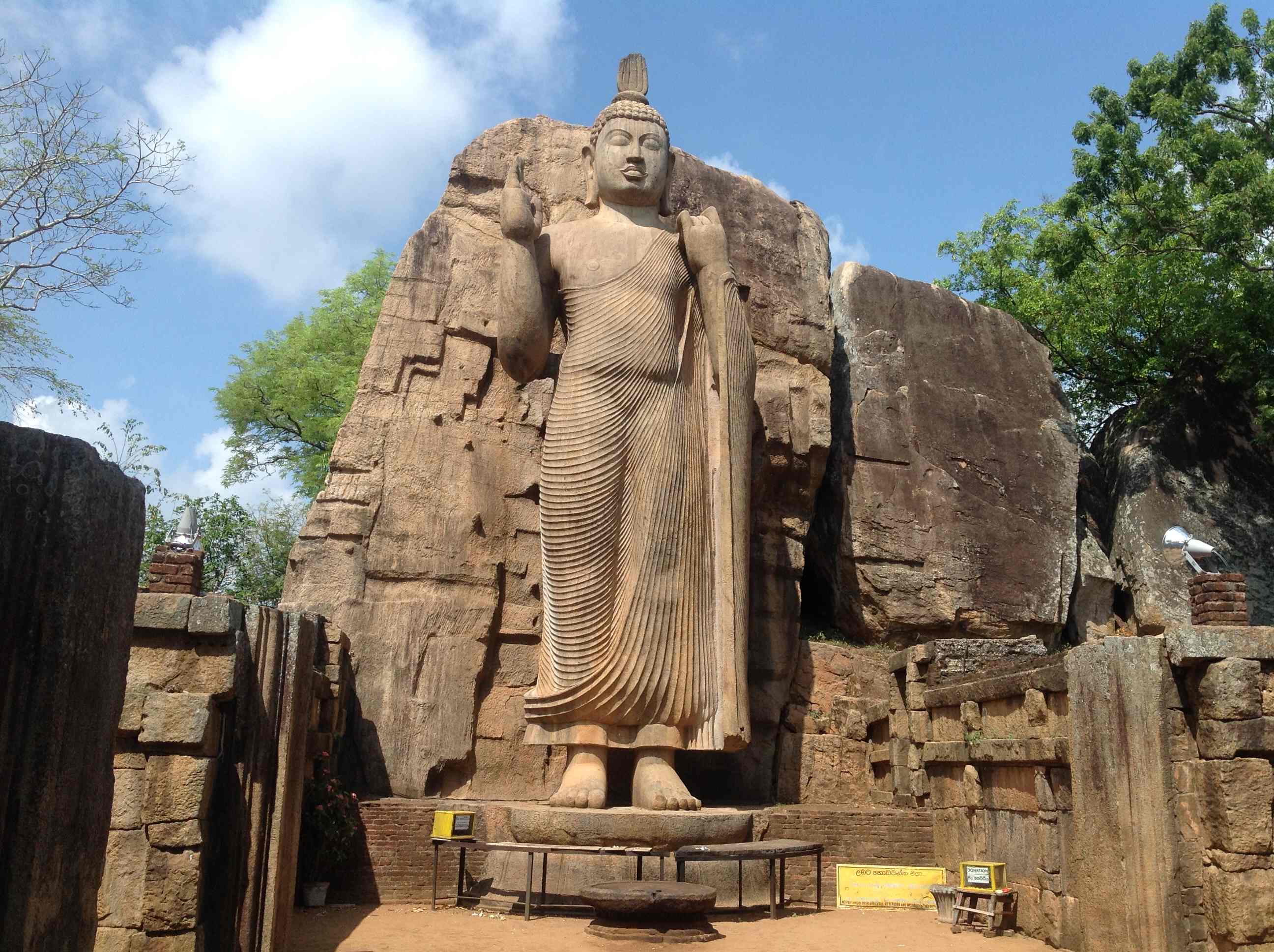 Nuestro propio Sri Lanka, ensayo de forasteros de nacimiento
