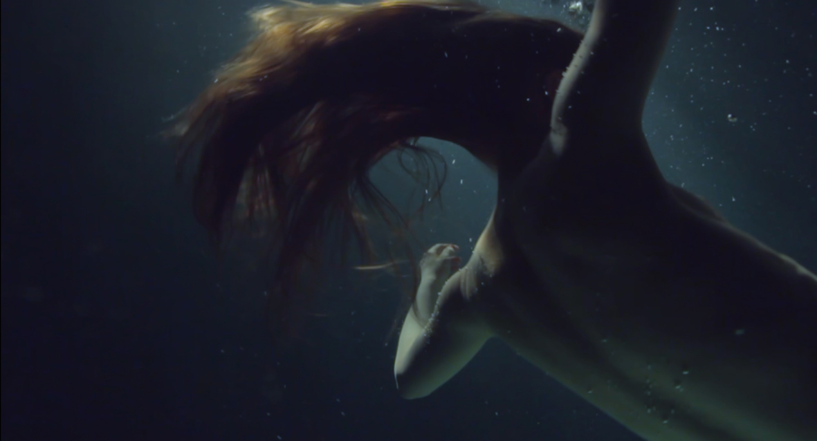 Tyttö ja videokamera