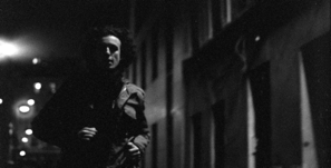 Tu tournes en rond dans la nuit et tu es dévoré par le feu