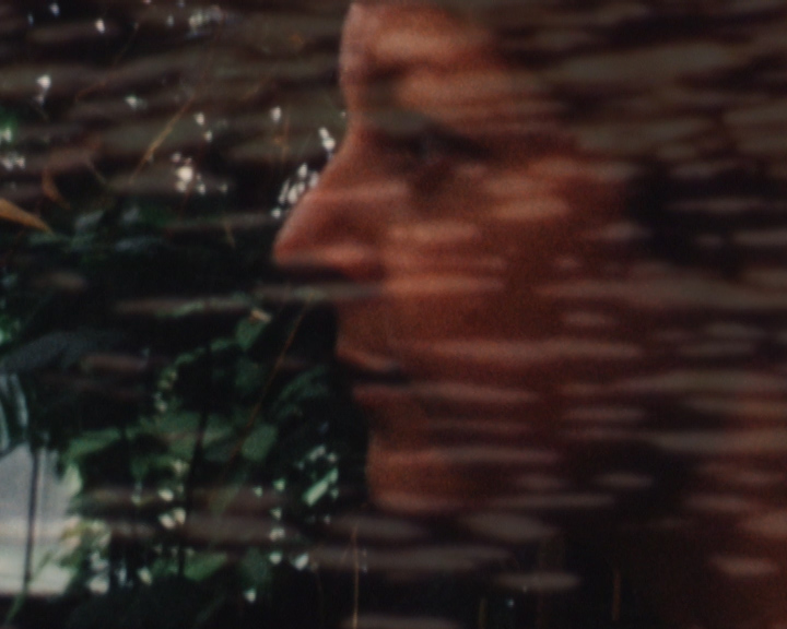 Jeune fille dans la serre