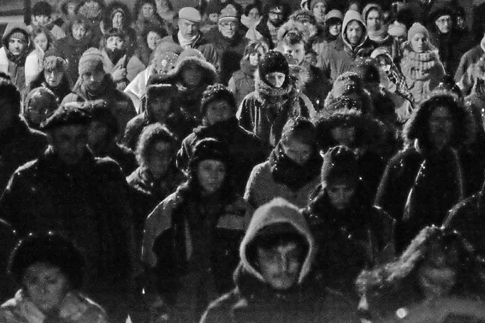 Des gens qui marchent la nuit dans le froid