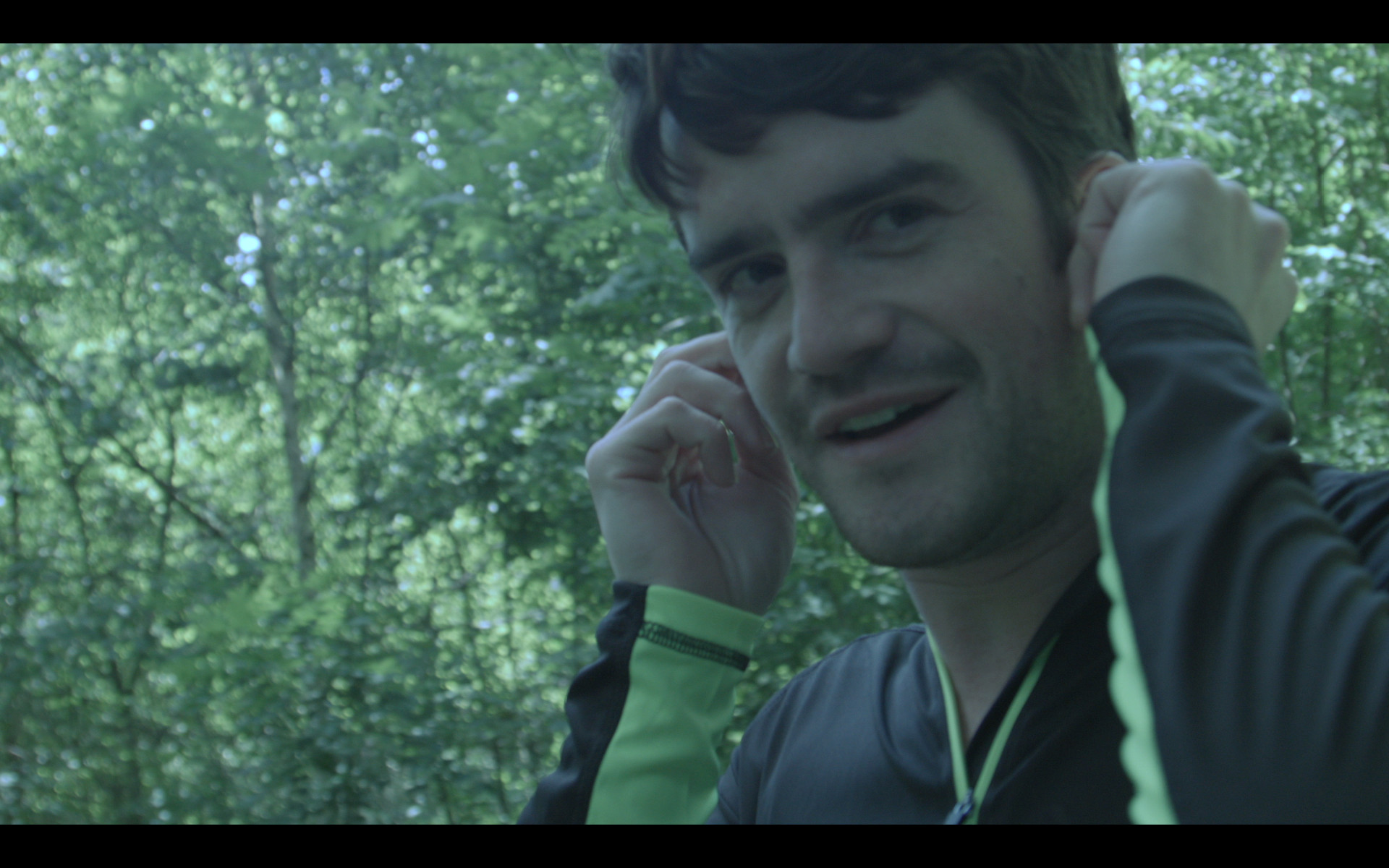 Jogger qui vient aborder les nanas dans leur voiturette de golf