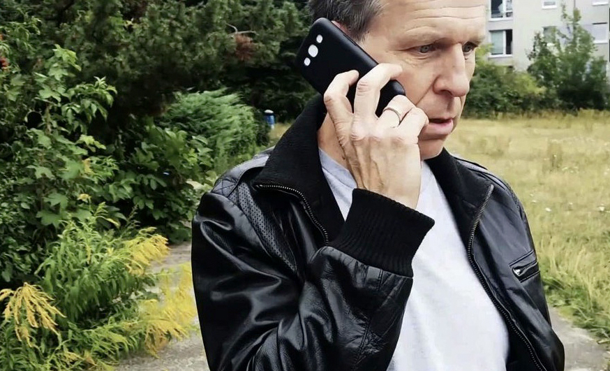 Männer die auf Handys starren