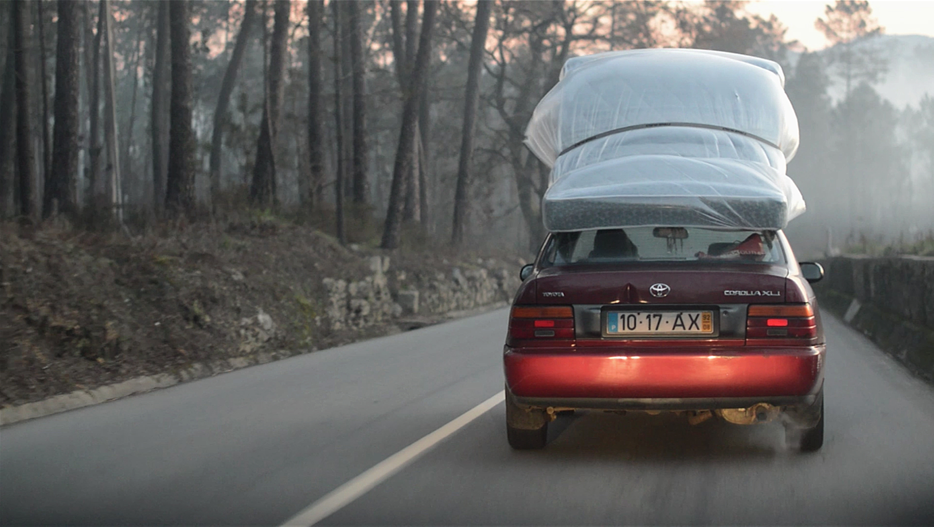 Colchão azul, Toyota vermelho