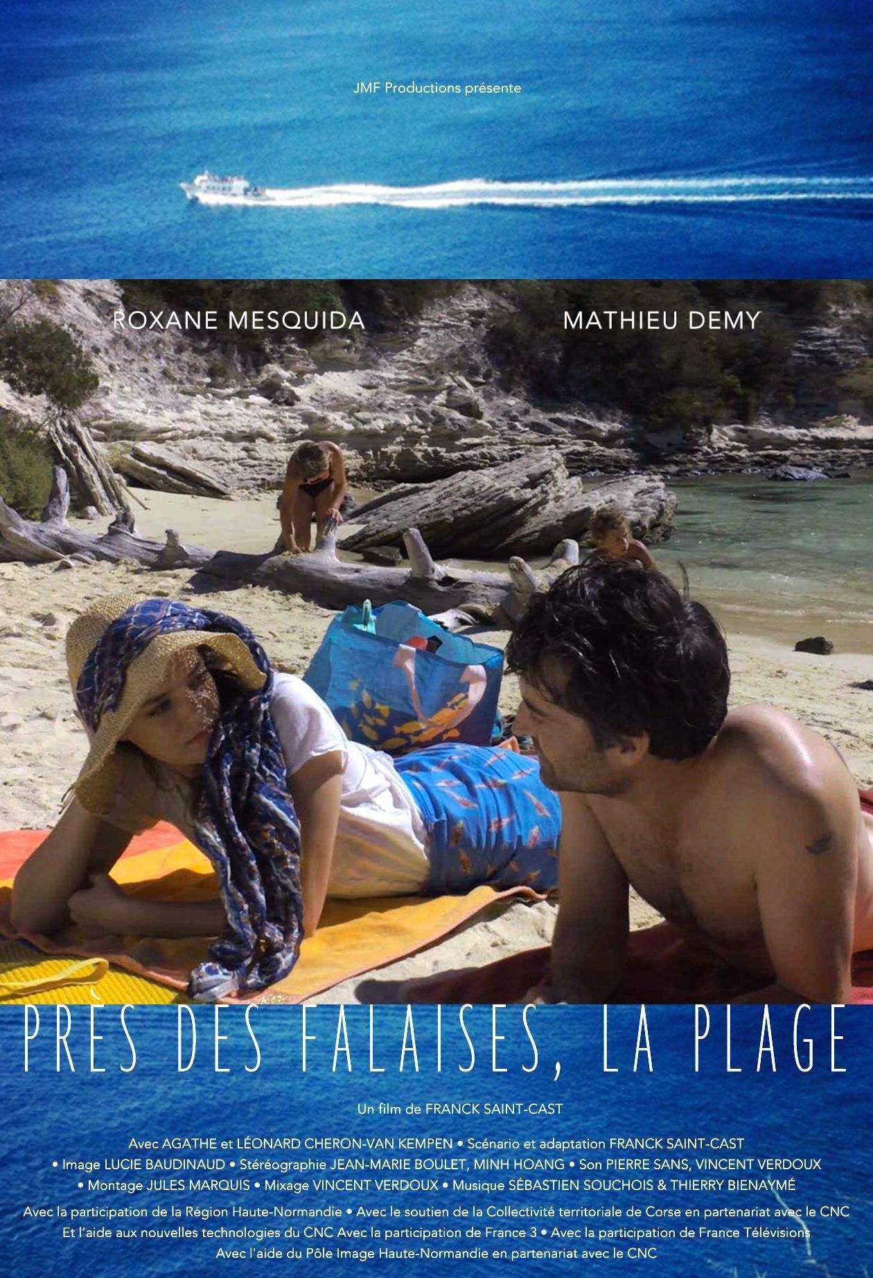 Près des falaises, la plage